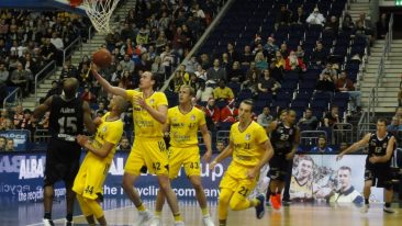 ALBA Berlin schlägt Jena und bleibt den Bayern auf den Fersen