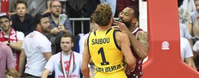 Bayern München unterliegt in der Liga Alba Berlin steckt Ellenbogenschläge ein und siegt