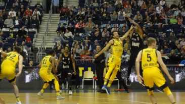 ALBA Berlin bezwingt Würzburg – 13. Sieg in Serie!